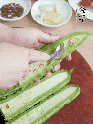 苦瓜去籽切薄片，一點(diǎn)鹽拌勻，10分鐘后沖洗控干。香蔥切蔥花、姜切末、蒜拍碎、干辣椒切圈。