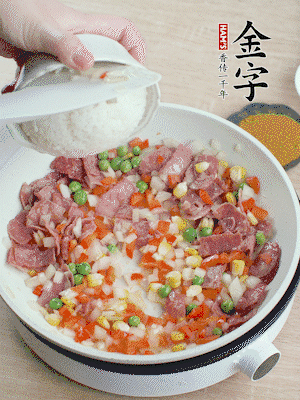 放米飯炒至顆粒分明。