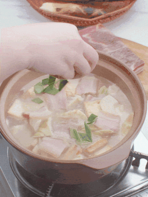 一小撮鹽、糖、雞精調(diào)味，最后撒點(diǎn)蒜葉點(diǎn)綴。