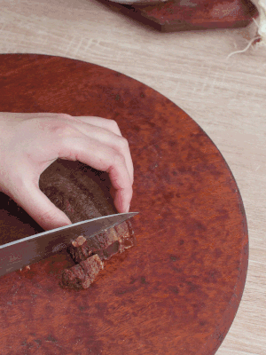 金字臘肉水煮15分鐘，切片。