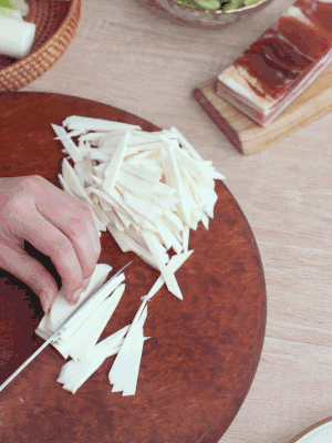 茭白切細(xì)絲，鹽水中浸泡防止氧化。