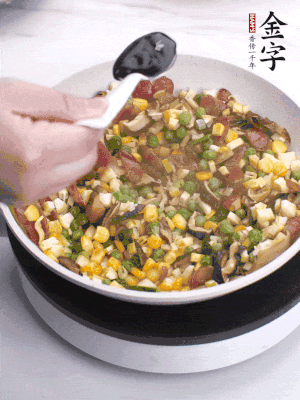 加2勺生抽、1勺蠔油、半勺老抽調(diào)味。