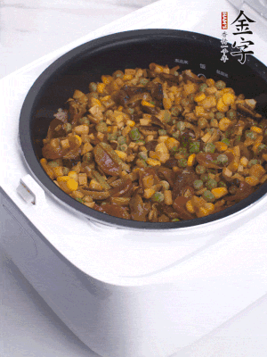 電飯煲按煮飯鍵，出鍋撒蔥花。