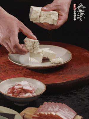 一塊老豆腐掰成大塊。