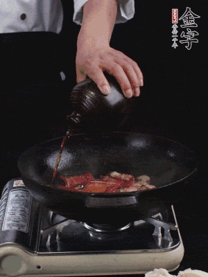 再下火腿片，淋少許黃酒添香。