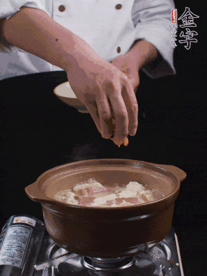 下蝦仁干，煮5分鐘。撒蒜葉，煮1分鐘。