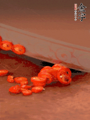 小米辣切圈，大蒜切片。