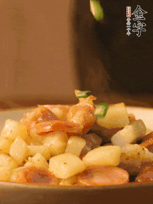 翻炒均勻，撒上蔥花后即可。