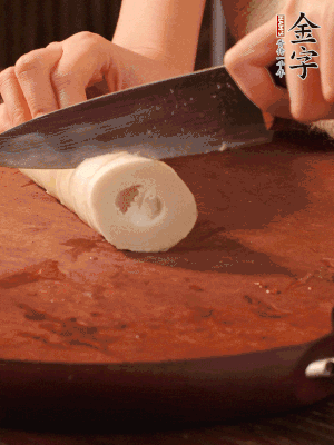 春筍去殼切滾刀塊，焯水備用。