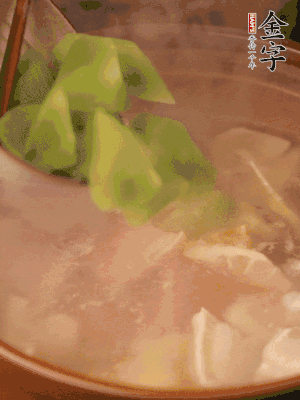 再加入焯水過(guò)的百葉結(jié)、萵筍塊燉15-20分鐘。