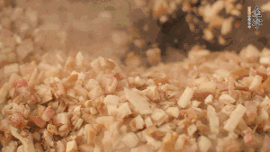 鍋中熱油，依次下食材翻炒，加2勺料酒、少許胡椒粉調(diào)味，撒蔥花攪拌均勻。