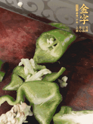 辣椒洗凈斜切成段，蒜切片。