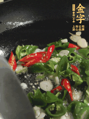 起鍋燒油，加辣椒、蒜片大火翻炒出香味。