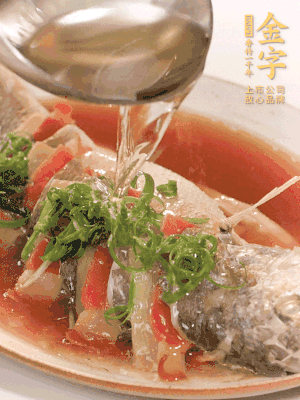 最后放點(diǎn)蔥絲點(diǎn)綴，淋上熱油。