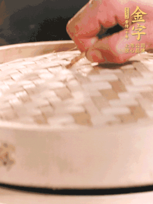 醬鴨半只加姜片、蔥、黃酒上鍋蒸20分鐘。