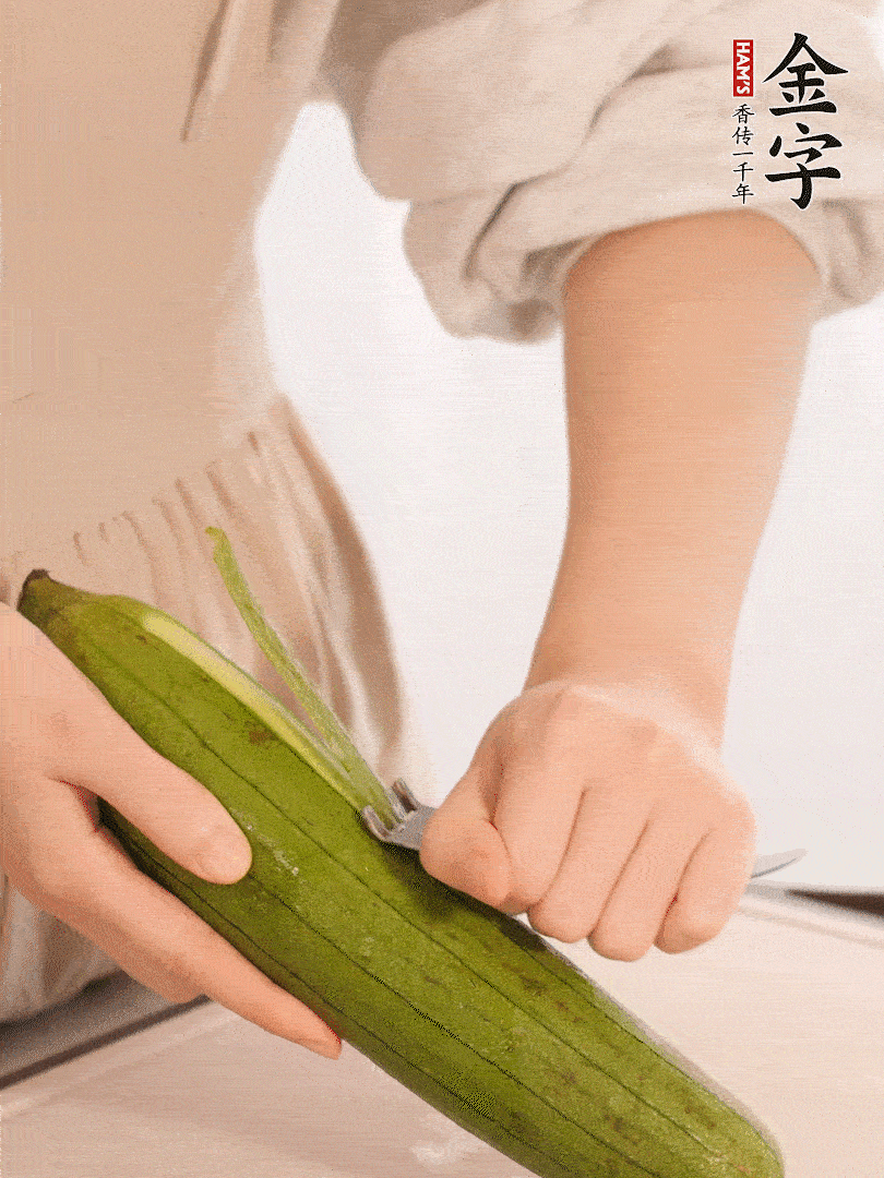 絲瓜去皮切滾刀塊用鹽殺一下水分洗凈。