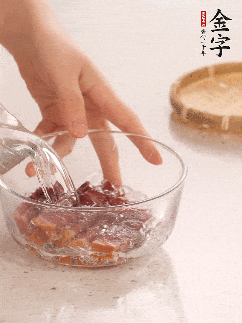 金字火腿切片，溫水泡5分鐘。