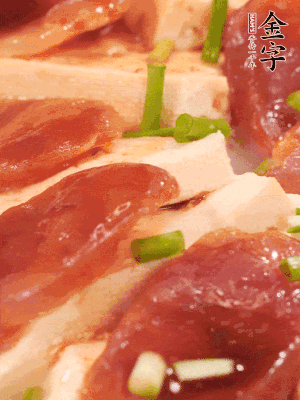 調(diào)一個醬汁：2勺生抽、1勺蠔油、半勺白糖、1勺淀粉、半碗清水調(diào)成料汁燒開