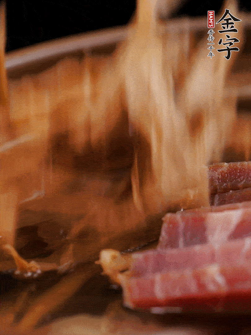 大筒骨、金字火腿、姜片、黃酒一起放入砂鍋，加筍干燉煮40分鐘。（如果家里有高壓鍋，用高壓鍋把高湯壓出來更鮮濃。）