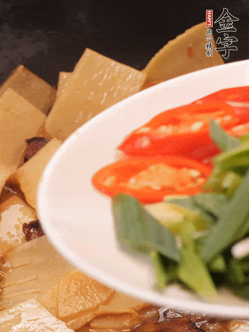 少許料酒增香，下蒜白、青紅辣椒略微翻炒