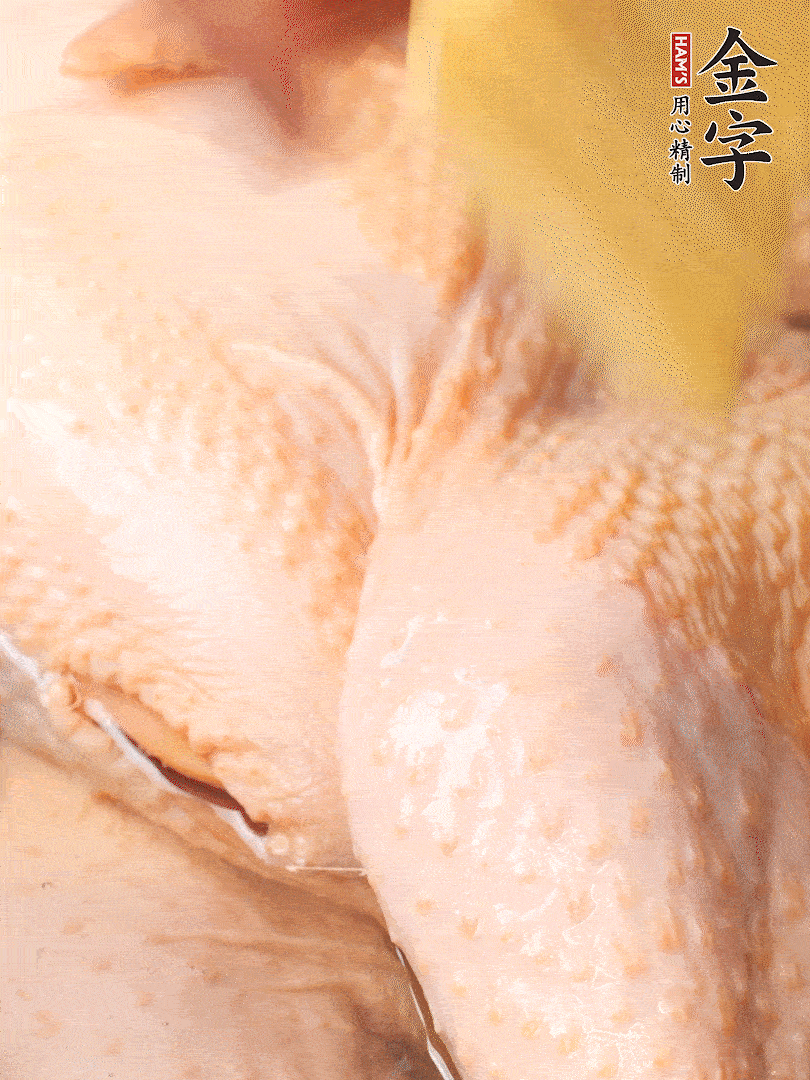 老母雞去頭去尾，斬去雞爪。冷水入鍋，加料酒、蔥姜焯水，煮出浮沫后撈出，用清水洗凈