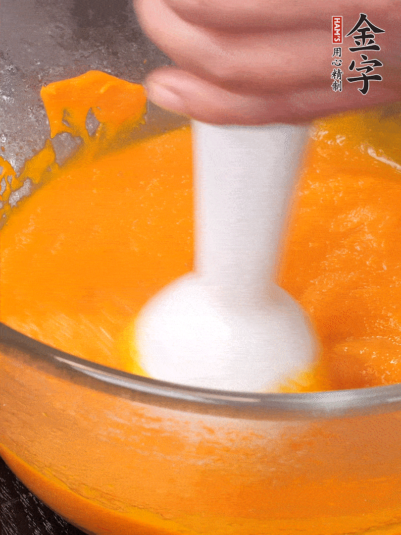 300g南瓜，去皮去瓤切滾刀塊，大火蒸8分鐘，料理機(jī)打成泥，篩網(wǎng)過篩成泥