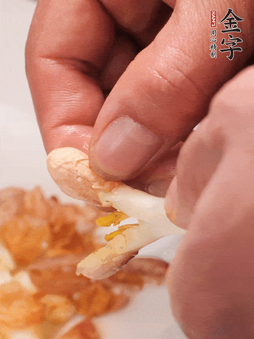 花生芽切段。開水焯水1分鐘，去掉頂部的花生皮