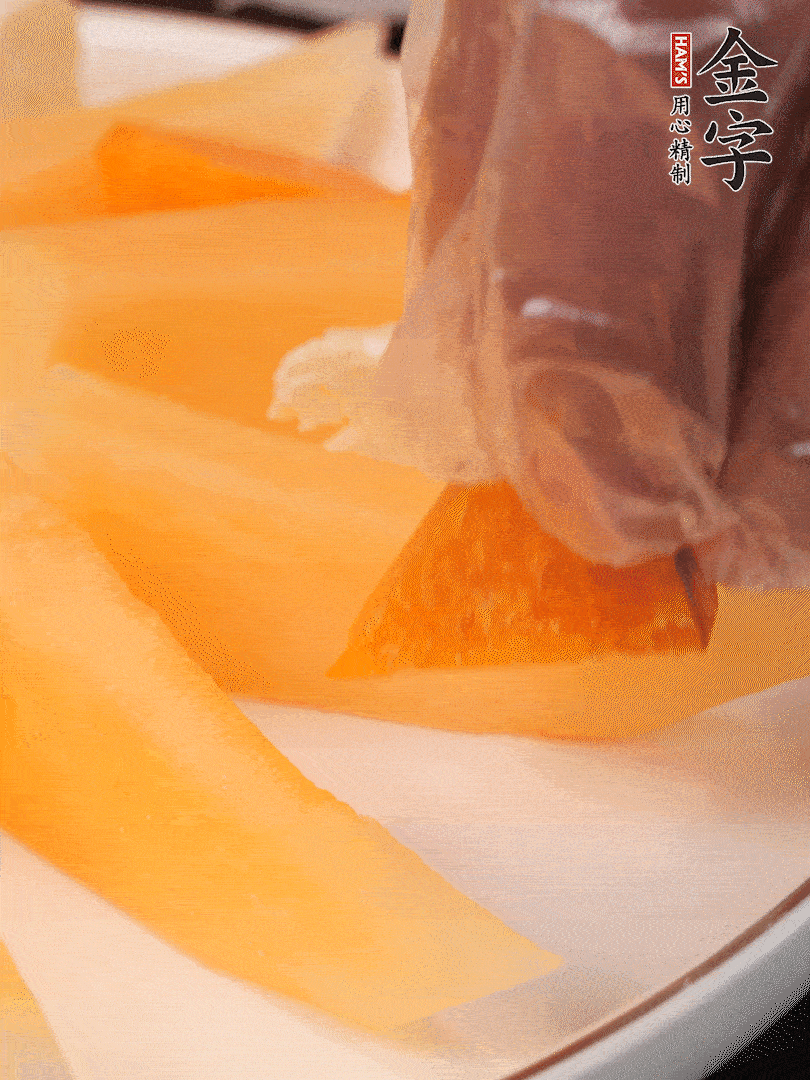 刀用火烤一下，切開奶酪