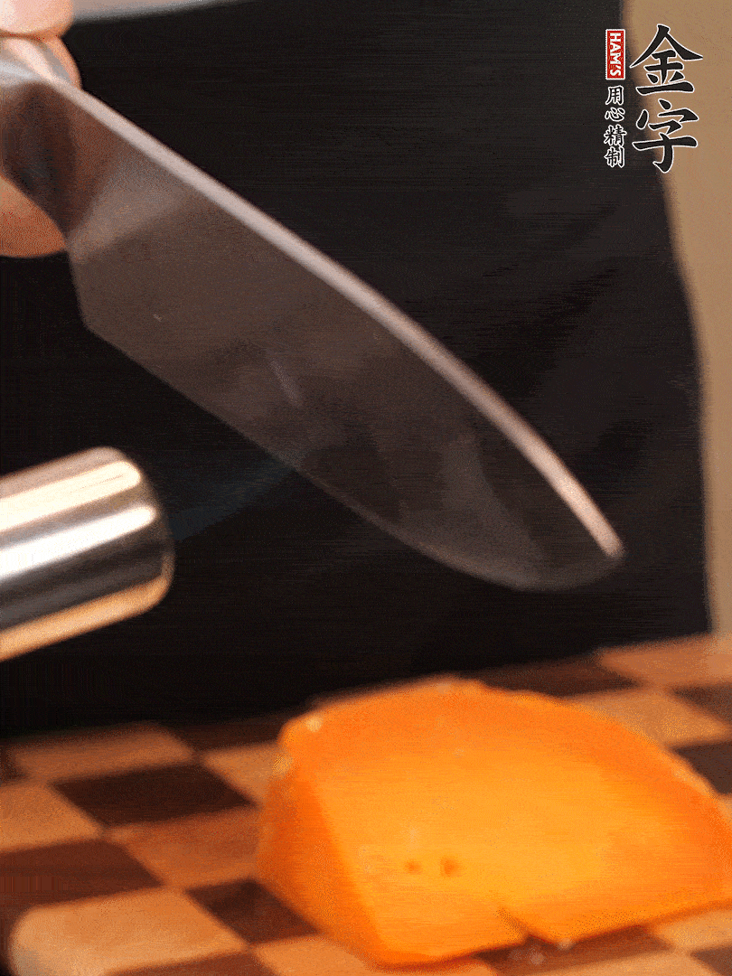 間隔擺上哈密瓜、奶酪、迷迭香、核桃仁