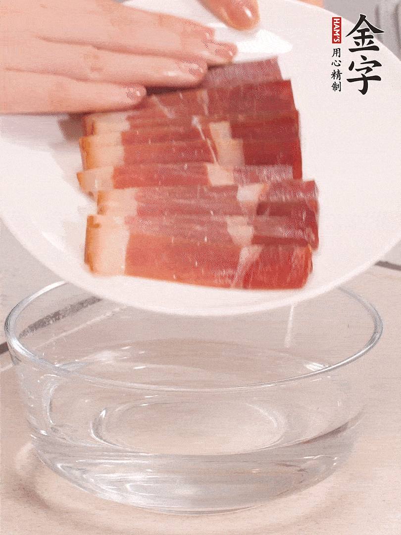 鴨腿冷水下鍋，加姜片、料酒焯水