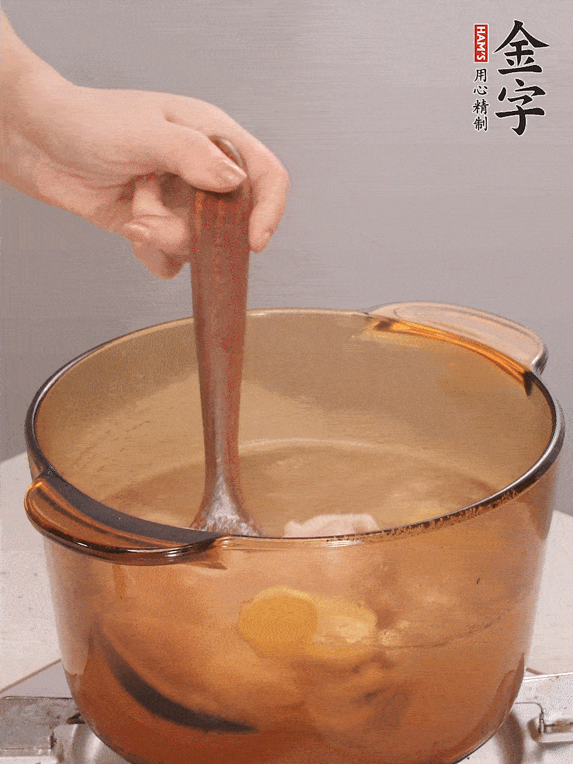 鴨肉、白果、火腿、生姜一起放入砂鍋，清水沒過食材，大火燉煮1小時