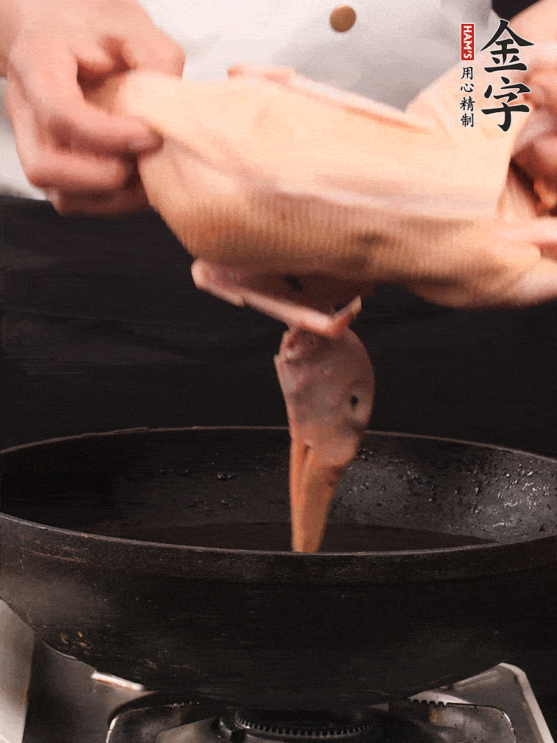 處理干凈的老鴨1只，黃酒小半碗，姜幾片，一起放入冷水，煮沸焯水3分鐘，去除血沫