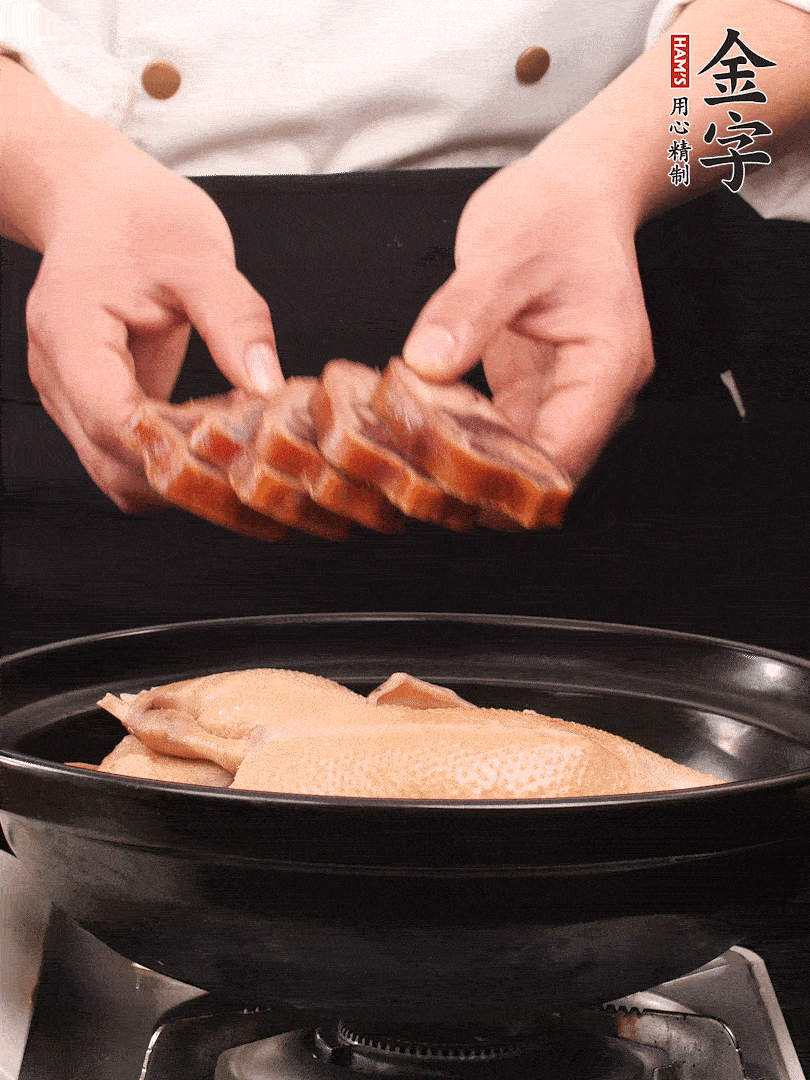 老鴨、金字火腿蹄片、筍干、姜片、蔥結(jié)，清水沒過鴨身2cm，加黃酒小半碗