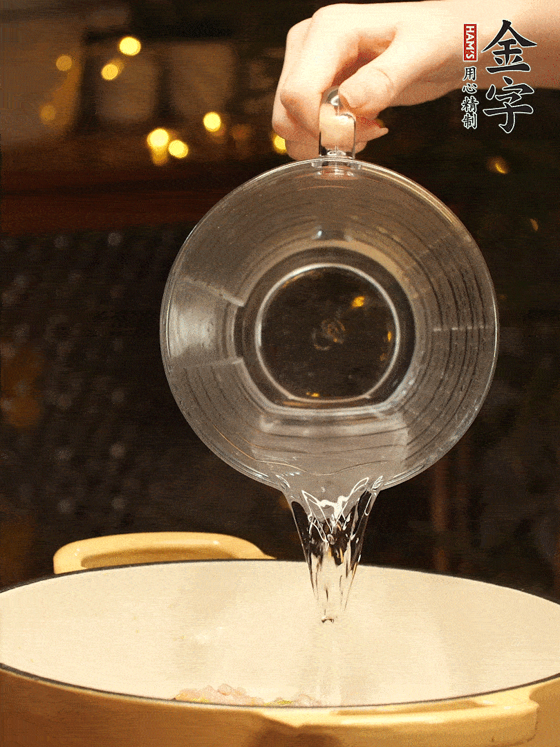 加入120ml水，蓋上蓋子燜幾分鐘撒上蔥花，美美的擺個(gè)盤(pán)~