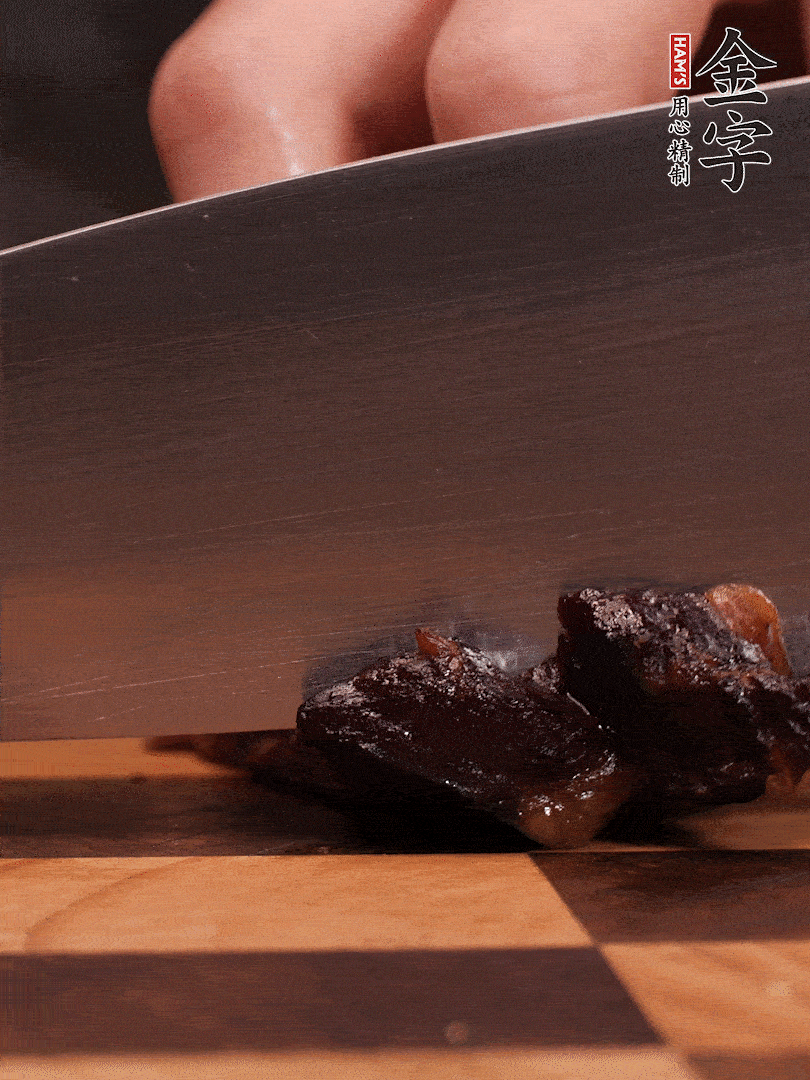 金字醬油肉整塊放入鍋中煮至7成熟，切成小塊