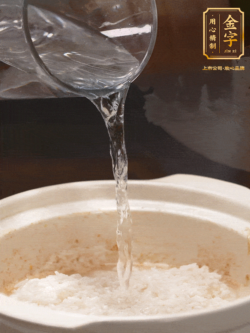 將泡好的米，加水一指，煮至沸騰