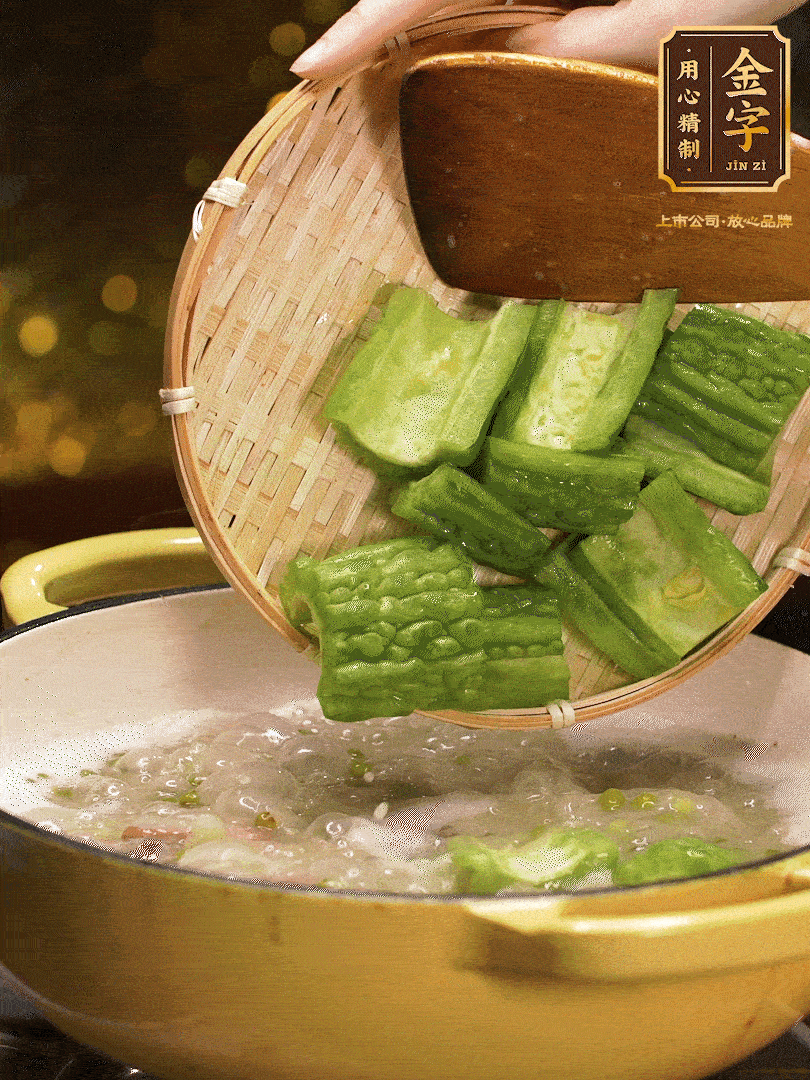 最后在放苦瓜燒開，放一點(diǎn)點(diǎn)調(diào)味糖，燉煮20分鐘