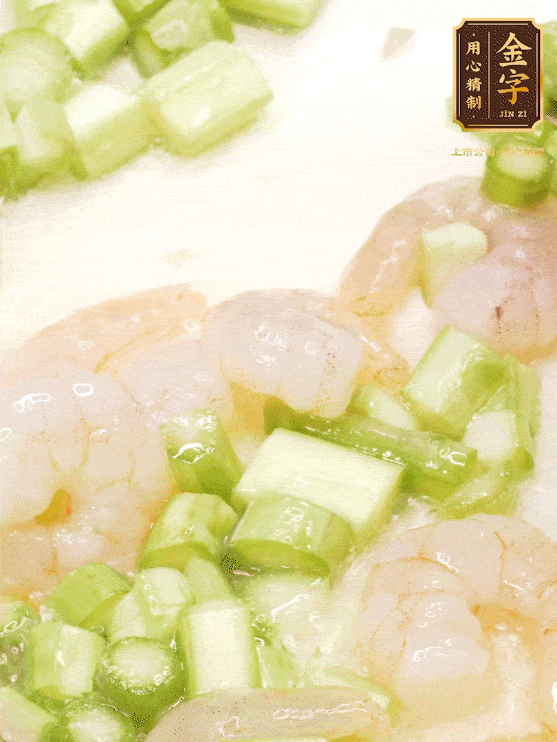 熱油煎香蝦仁，下香腸、蘆筍翻炒，盛出備用。