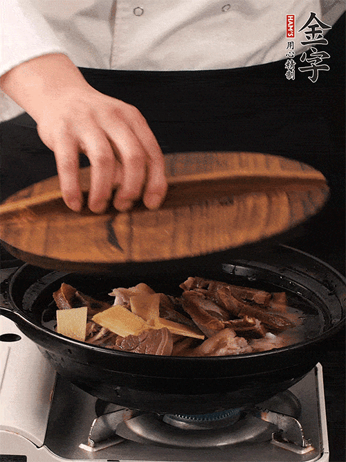 大火煮到沸騰后，轉(zhuǎn)中小火慢燉1個半小時。