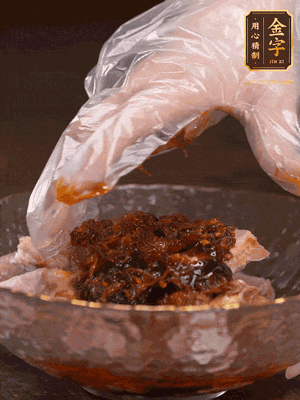 排骨用1勺蠔油、1勺醬油、1勺金字火腿XO醬抓勻腌制半小時