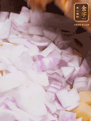 倒入洗干凈的大米、土豆丁、洋蔥碎、排骨、金字火腿xo醬、水