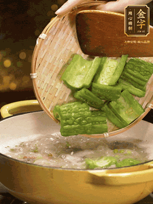 倒入熱水，和泡開的綠豆（連水）和火腿片，大火燒開燉一個(gè)小時(shí)