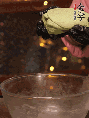 水里放點鹽，燒開后放艾草，一勺小蘇打，撈出浸入涼水，打成艾草泥