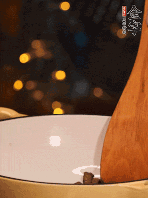 鍋中放入油，倒入醬油肉煸出油脂香味