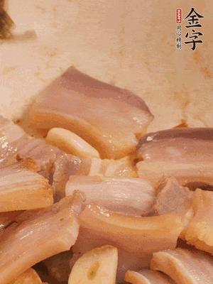 加入雪菜、咸肉冬筍 炒出香味