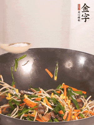 炒合菜：金字醬油肉、綠豆芽、韭菜