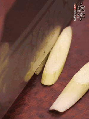 蒜白切小段，辣椒斜切圈