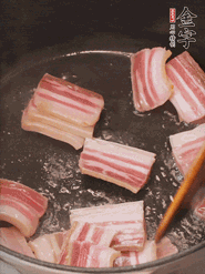 鍋中放菜籽油燒熱，下咸肉、冬筍略微煸炒