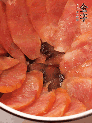 深碗涂抹豬油，頂端鋪枸杞，間隔鋪上香腸、醬油肉片