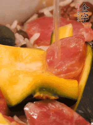 倒入溫開水，水量高出米面一個指節(jié)。